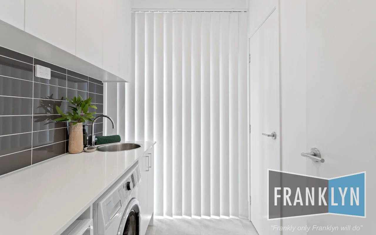 white-vertical-blind-franklyn